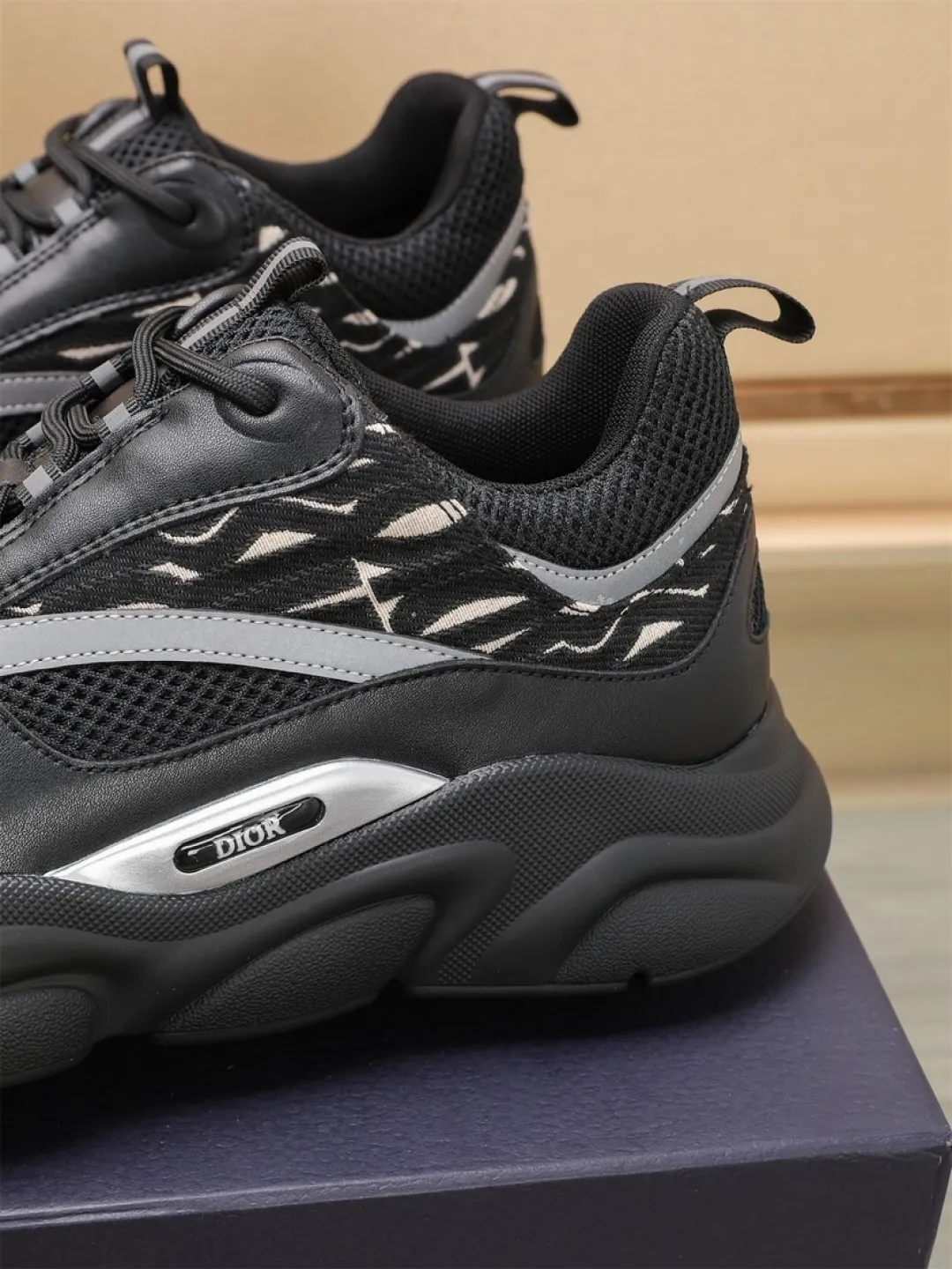Men's shoes 💰P460💰【Dior】Dior✨ is online at the same time👏 This casual sneaker is a new product in the series and continues Di*r's classic style. The upper is made of original mesh and cow leather, with a two-color textured outsole, and the brand's iconic details on the rear collar and heel to enhance the style. Fashionable and versatile. Wear it with jeans or slacks for a casual look. Size: 38-44 (45 customized)